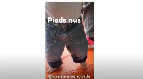 pieds nus bébé à la crèche